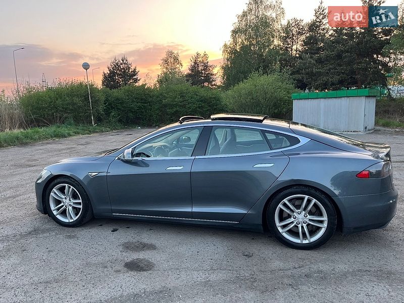 Лифтбек Tesla Model S 2013 в Львове