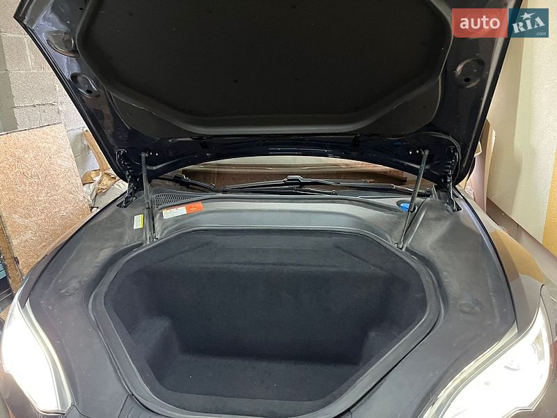 Ліфтбек Tesla Model S 2015 в Львові