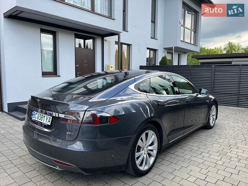 Ліфтбек Tesla Model S 2015 в Львові