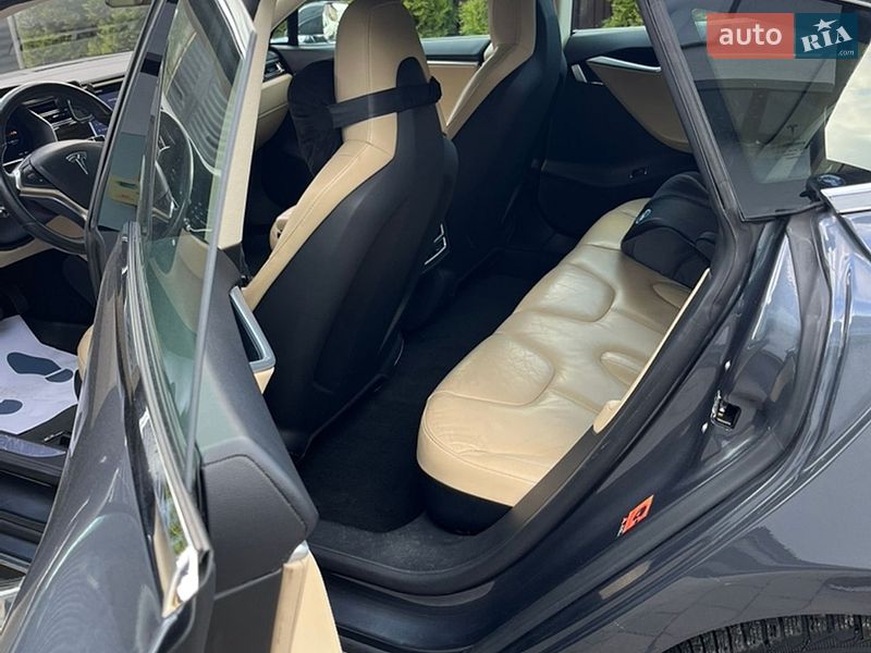 Ліфтбек Tesla Model S 2015 в Львові