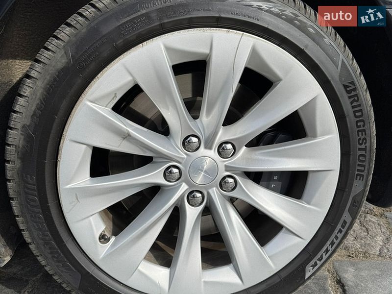 Лифтбек Tesla Model S 2017 в Киеве