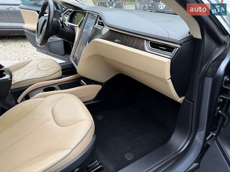 Лифтбек Tesla Model S 2013 в Ивано-Франковске