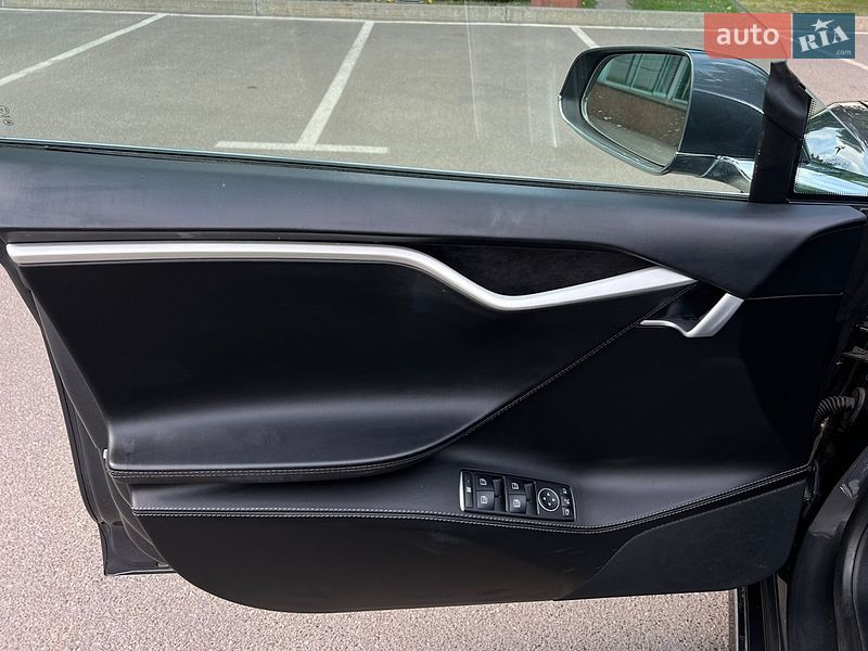 Лифтбек Tesla Model S 2018 в Киеве