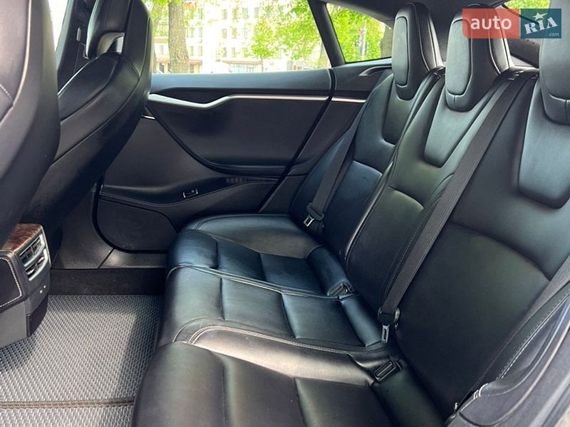 Лифтбек Tesla Model S 2018 в Киеве