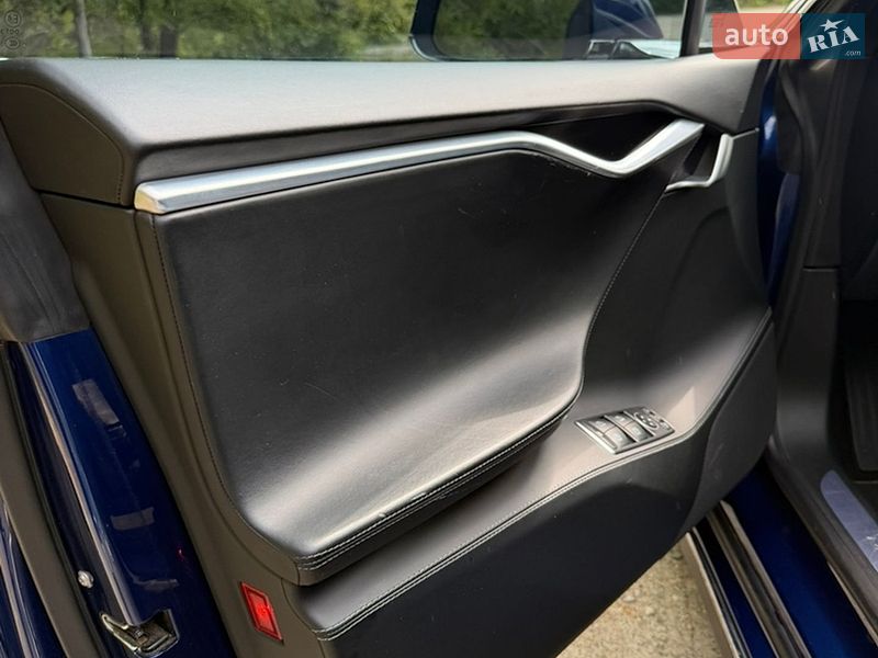 Лифтбек Tesla Model S 2015 в Днепре