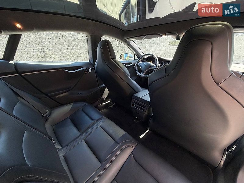 Лифтбек Tesla Model S 2019 в Луцке