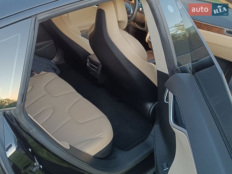 Лифтбек Tesla Model S 2017 в Львове