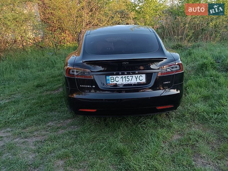 Лифтбек Tesla Model S 2017 в Львове