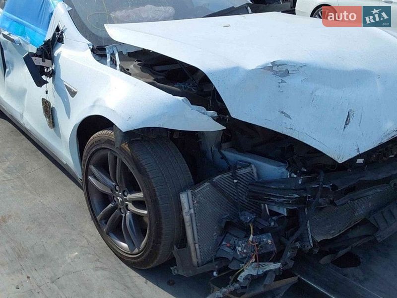 Лифтбек Tesla Model S 2015 в Николаеве