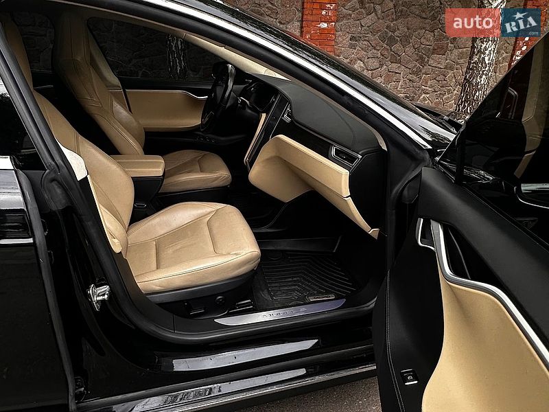 Ліфтбек Tesla Model S 2015 в Києві