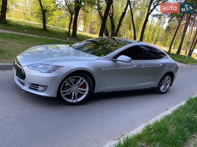 Ліфтбек Tesla Model S 2015 в Чернігові