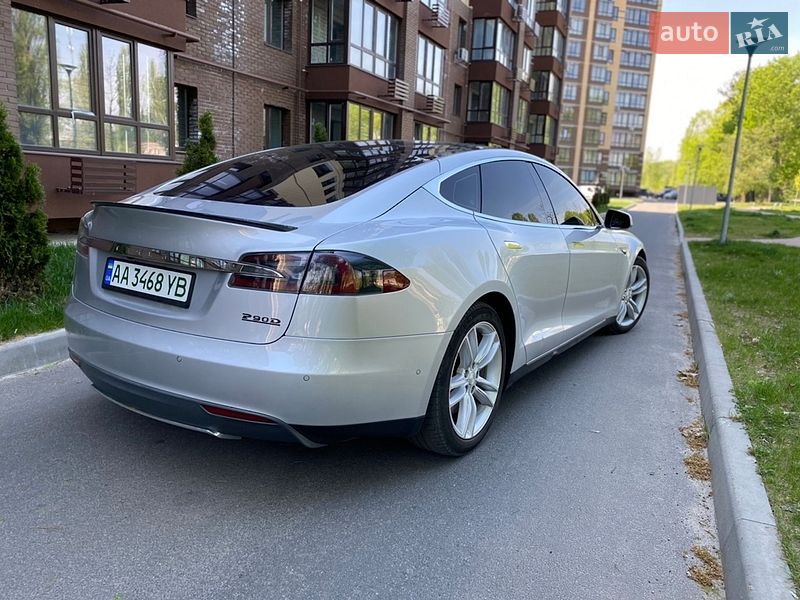 Ліфтбек Tesla Model S 2015 в Чернігові