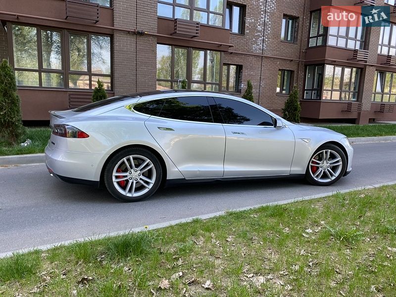 Ліфтбек Tesla Model S 2015 в Чернігові
