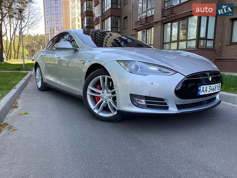 Ліфтбек Tesla Model S 2015 в Чернігові