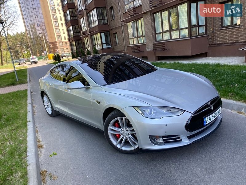 Ліфтбек Tesla Model S 2015 в Чернігові