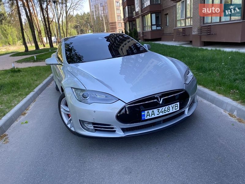 Ліфтбек Tesla Model S 2015 в Чернігові