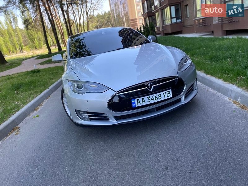 Ліфтбек Tesla Model S 2015 в Чернігові