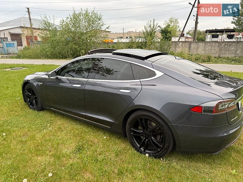 Лифтбек Tesla Model S 2015 в Львове