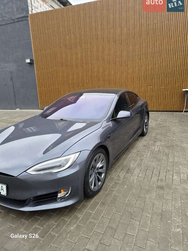 Лифтбек Tesla Model S 2019 в Сумах