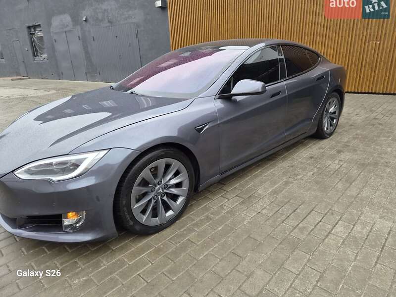 Лифтбек Tesla Model S 2019 в Сумах