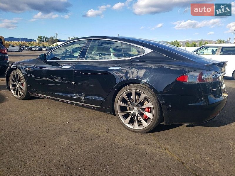 Лифтбек Tesla Model S 2016 в Львове