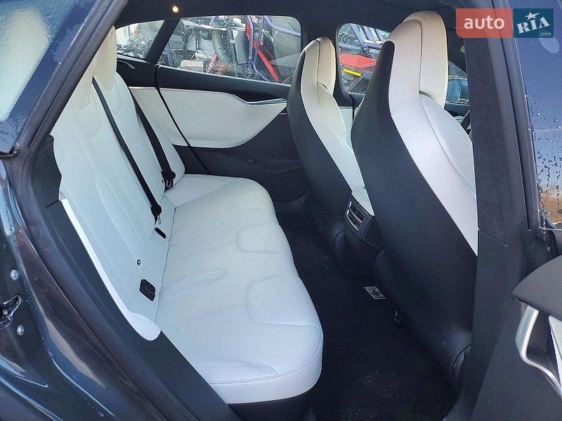 Лифтбек Tesla Model S 2017 в Львове