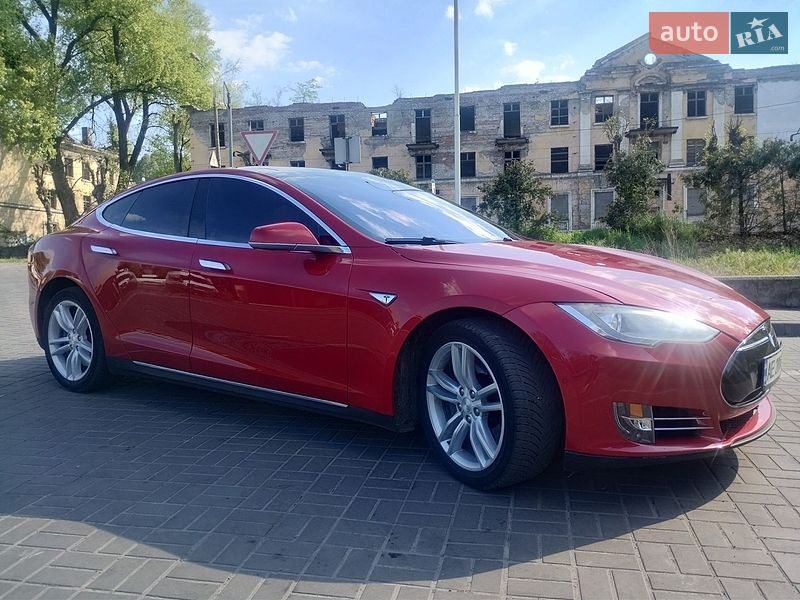 Лифтбек Tesla Model S 2016 в Каменском
