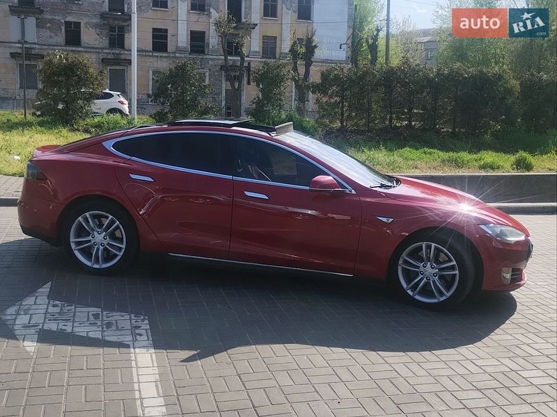 Лифтбек Tesla Model S 2016 в Каменском