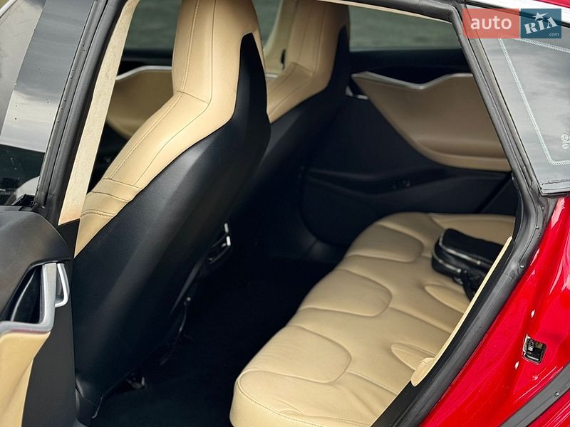 Лифтбек Tesla Model S 2015 в Львове