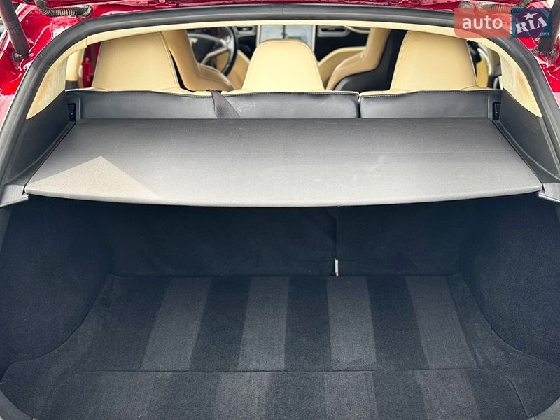 Лифтбек Tesla Model S 2015 в Львове
