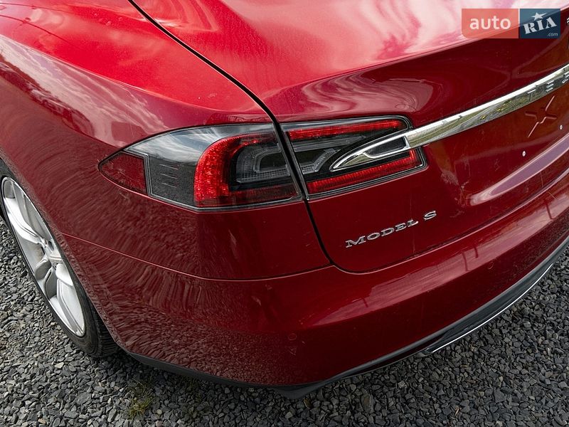 Лифтбек Tesla Model S 2014 в Львове