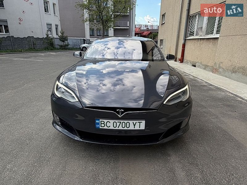 Лифтбек Tesla Model S 2016 в Львове