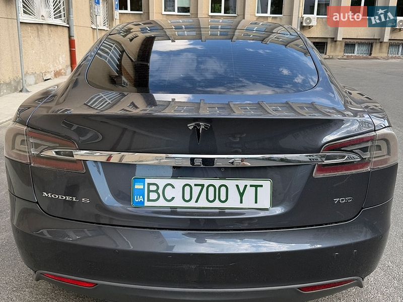 Лифтбек Tesla Model S 2016 в Львове