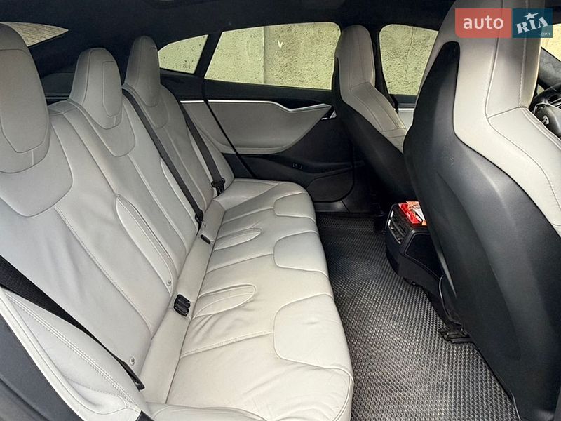 Лифтбек Tesla Model S 2016 в Львове