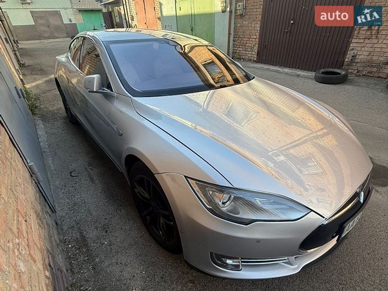 Лифтбек Tesla Model S 2015 в Киеве фото Лифтбек Tesla Model S 2015 в Киеве