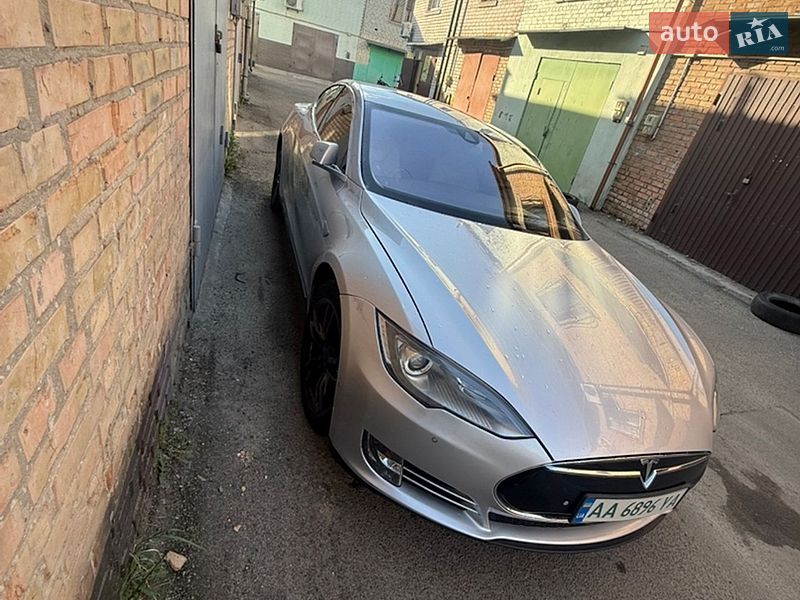 Лифтбек Tesla Model S 2015 в Киеве