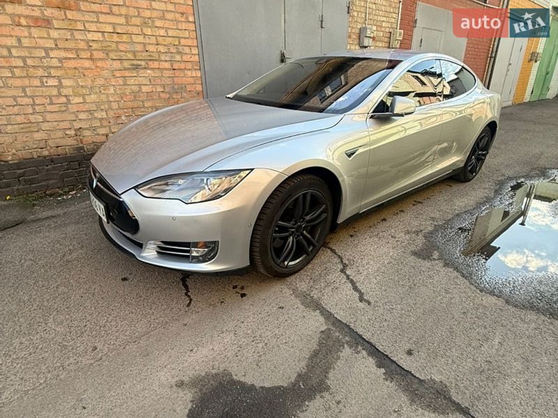Лифтбек Tesla Model S 2015 в Киеве