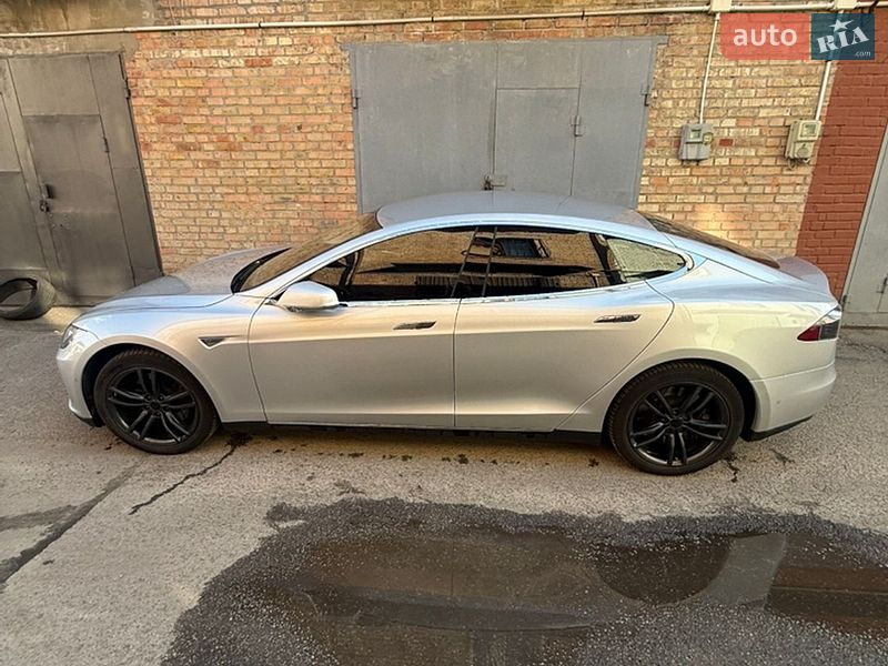Лифтбек Tesla Model S 2015 в Киеве фото 7 Лифтбек Tesla Model S 2015 в Киеве