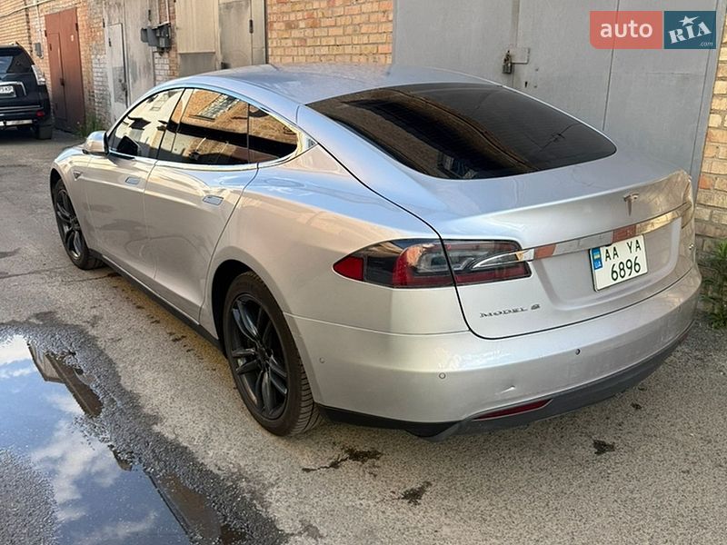 Лифтбек Tesla Model S 2015 в Киеве фото 8 Лифтбек Tesla Model S 2015 в Киеве