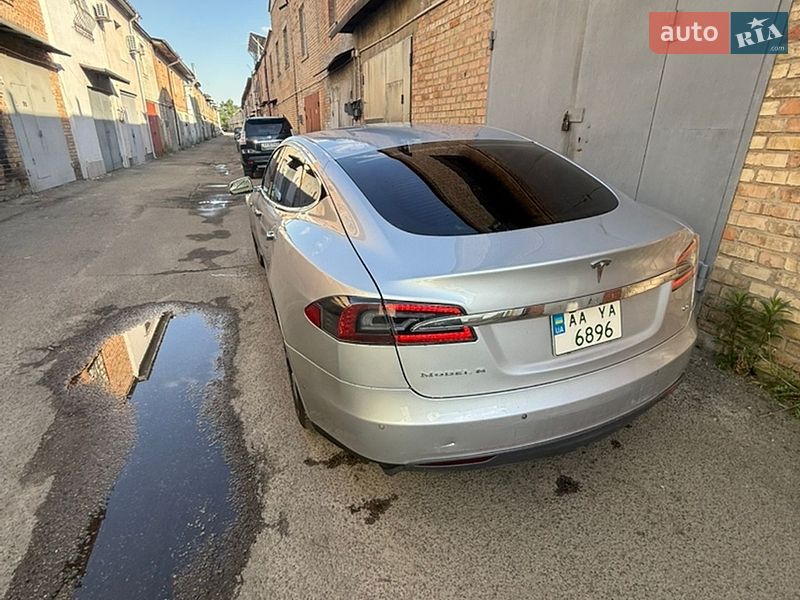 Лифтбек Tesla Model S 2015 в Киеве фото 10 Лифтбек Tesla Model S 2015 в Киеве
