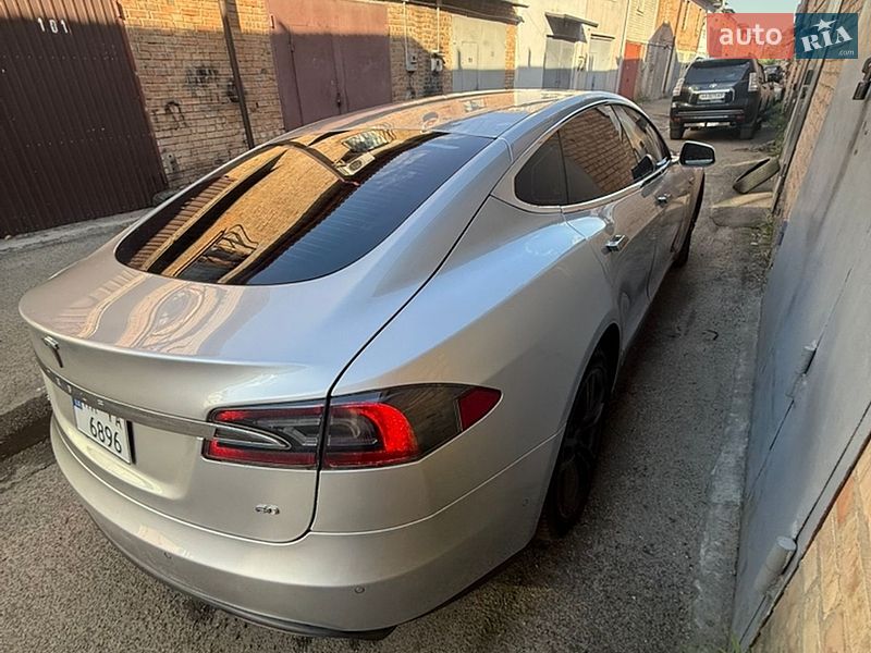 Лифтбек Tesla Model S 2015 в Киеве фото 12 Лифтбек Tesla Model S 2015 в Киеве