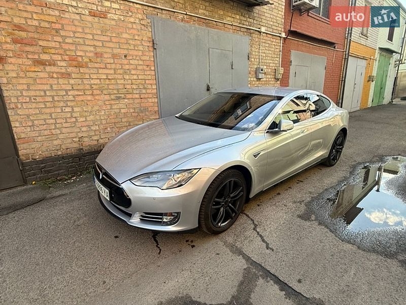 Лифтбек Tesla Model S 2015 в Киеве