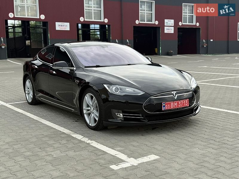 Ліфтбек Tesla Model S 2013 в Дубні