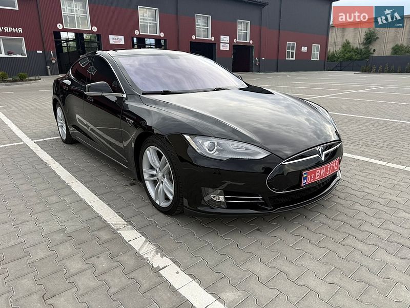 Ліфтбек Tesla Model S 2013 в Дубні