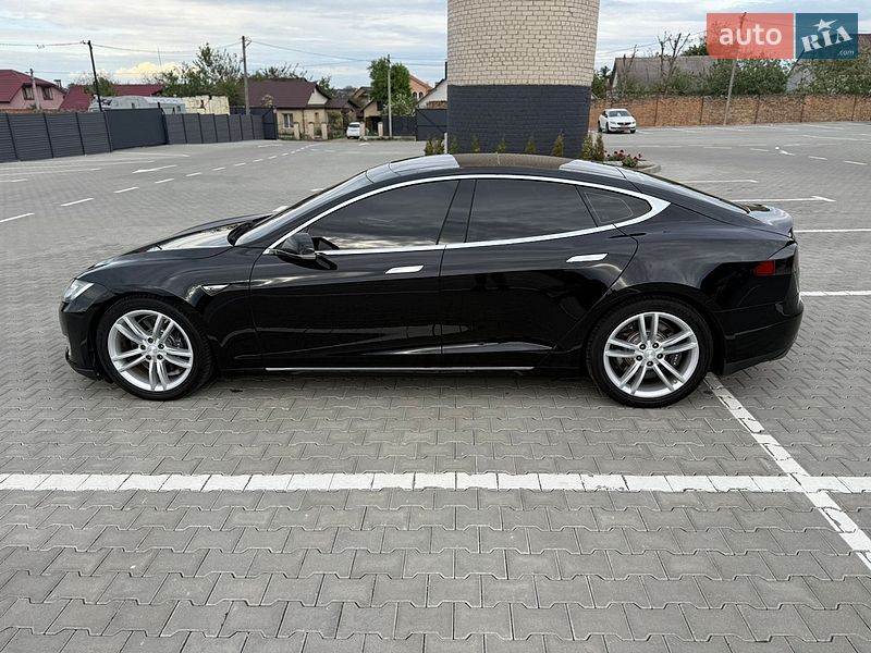 Ліфтбек Tesla Model S 2013 в Дубні