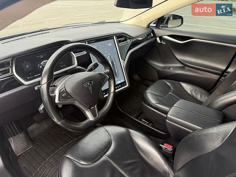 Ліфтбек Tesla Model S 2013 в Дубні