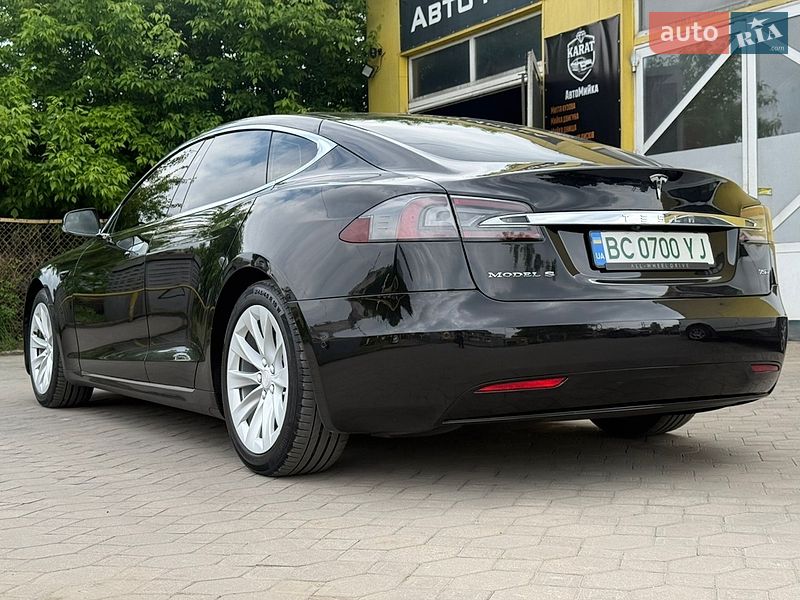 Ліфтбек Tesla Model S 2018 в Львові