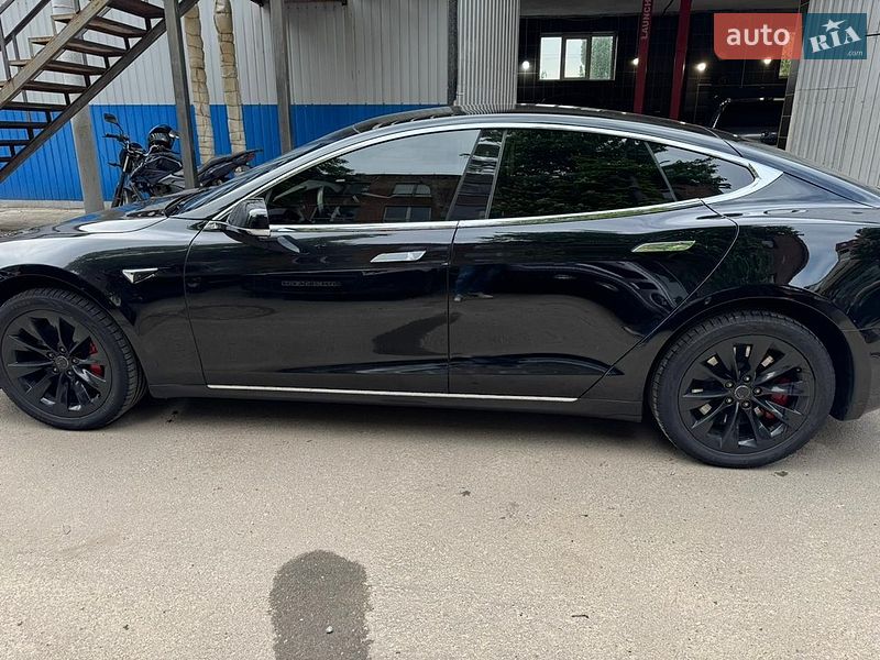 Лифтбек Tesla Model S 2018 в Сумах