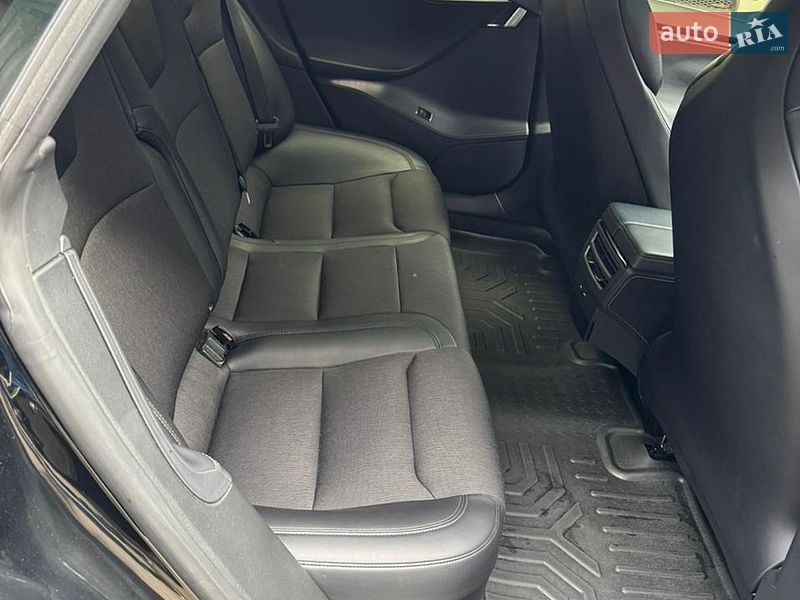 Лифтбек Tesla Model S 2018 в Сумах