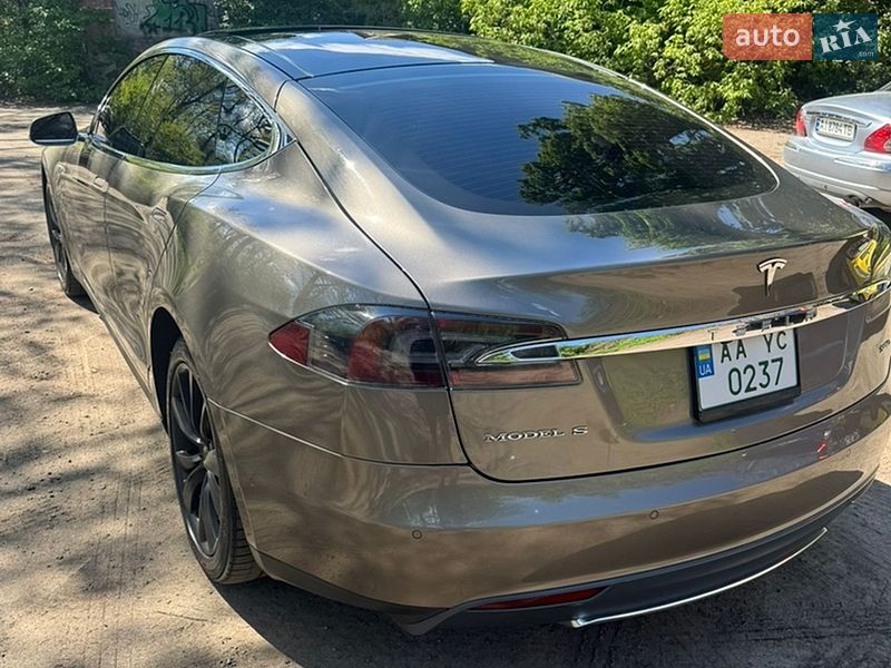 Tesla Model S 2015
